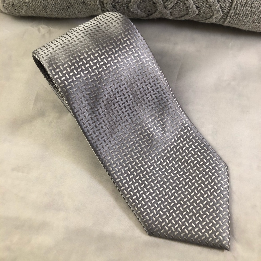 Geoffrey Beene polyester tie silver